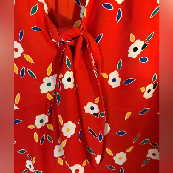 CAbi Vibrant Red Floral Sleeveless Blouse with Tie Front Detail. V-neck. Size M. - Picture 4 of 6